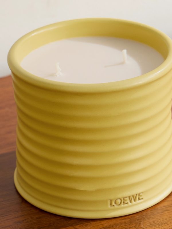 Honeysuckle Medium Scented Candle, 610g - CU Honeysuckle Medium Scented Candle, 610g - CU