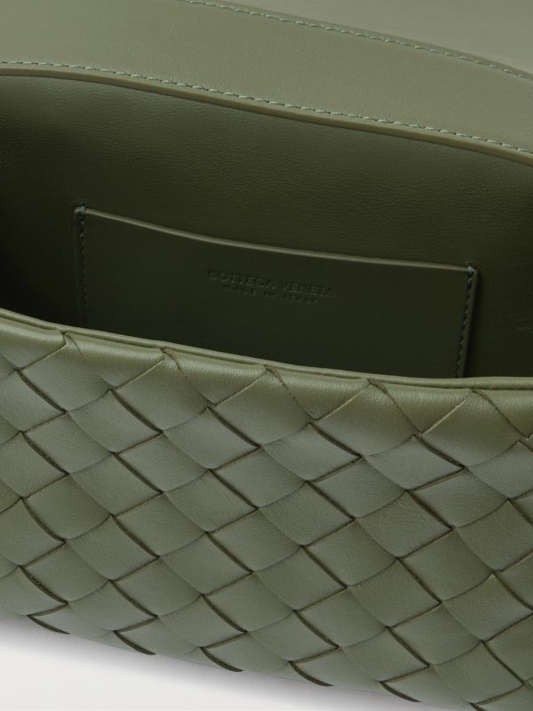 Intrecciato Leather Messenger Bag - E1