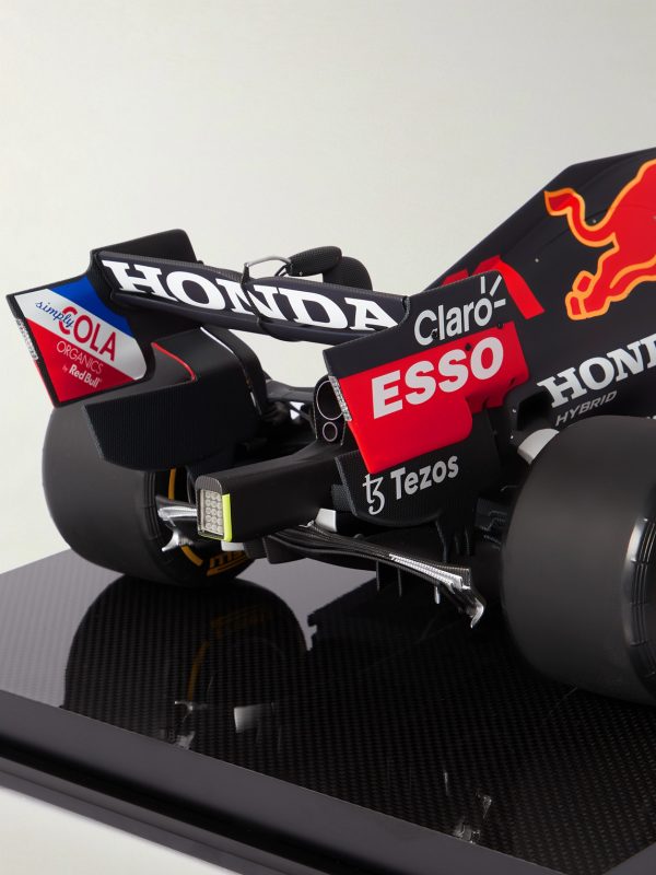Red Bull Racing Honda RB16B Sergio Pérez (2021) 1:8 Model Car - E3 Red Bull Racing Honda RB16B Sergio Pérez (2021) 1:8 Model Car - E3