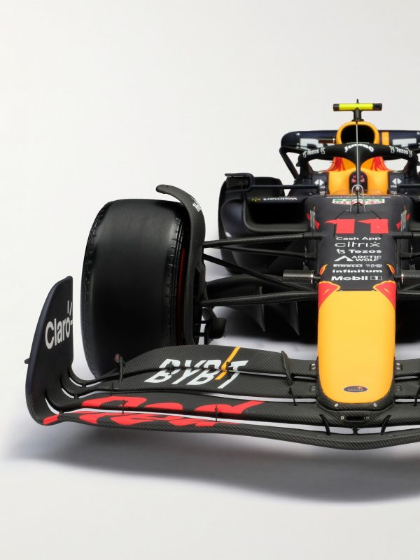 Red Bull Racing Honda RB18 Sergio Pérez (2022) 1:8 Model Car - E3 Red Bull Racing Honda RB18 Sergio Pérez (2022) 1:8 Model Car - E3