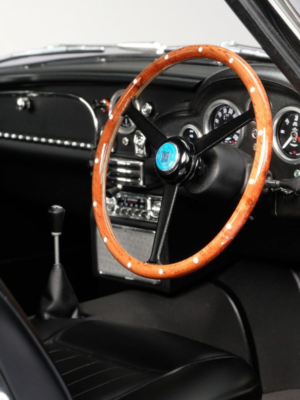 Aston Martin DB5 Limited Edition 1:8 Model Car - E1 Aston Martin DB5 Limited Edition 1:8 Model Car - E1