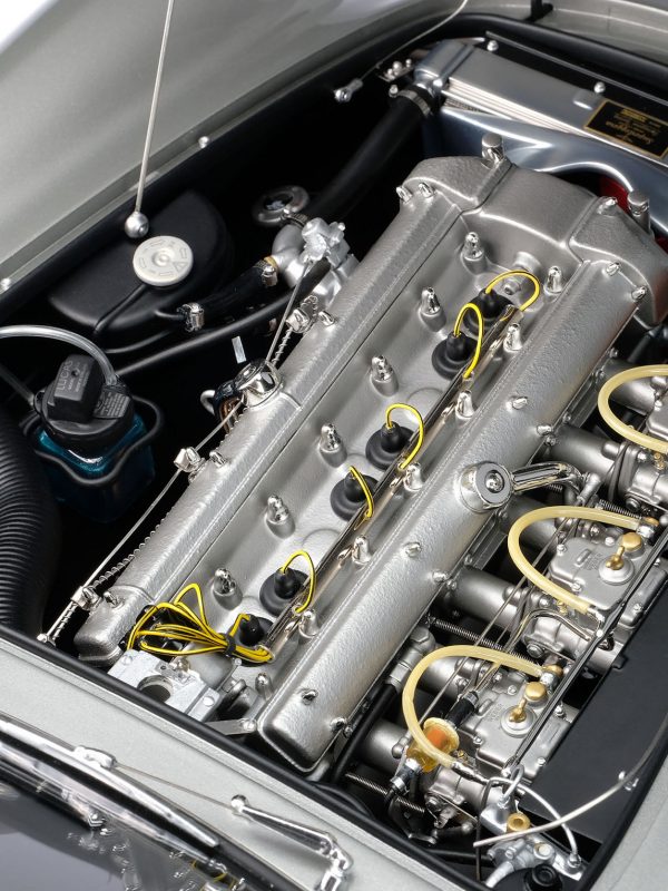 Aston Martin DB5 Limited Edition 1:8 Model Car - E2 Aston Martin DB5 Limited Edition 1:8 Model Car - E2